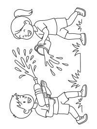 Oblewanie się wodą w ogrodzie